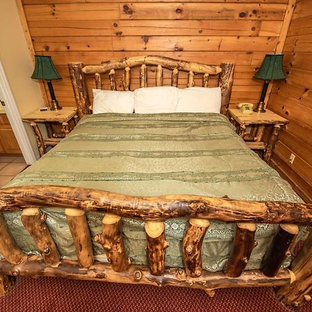 Cabin Close To Parkway Rd With River View بيدجن فورج المظهر الخارجي الصورة