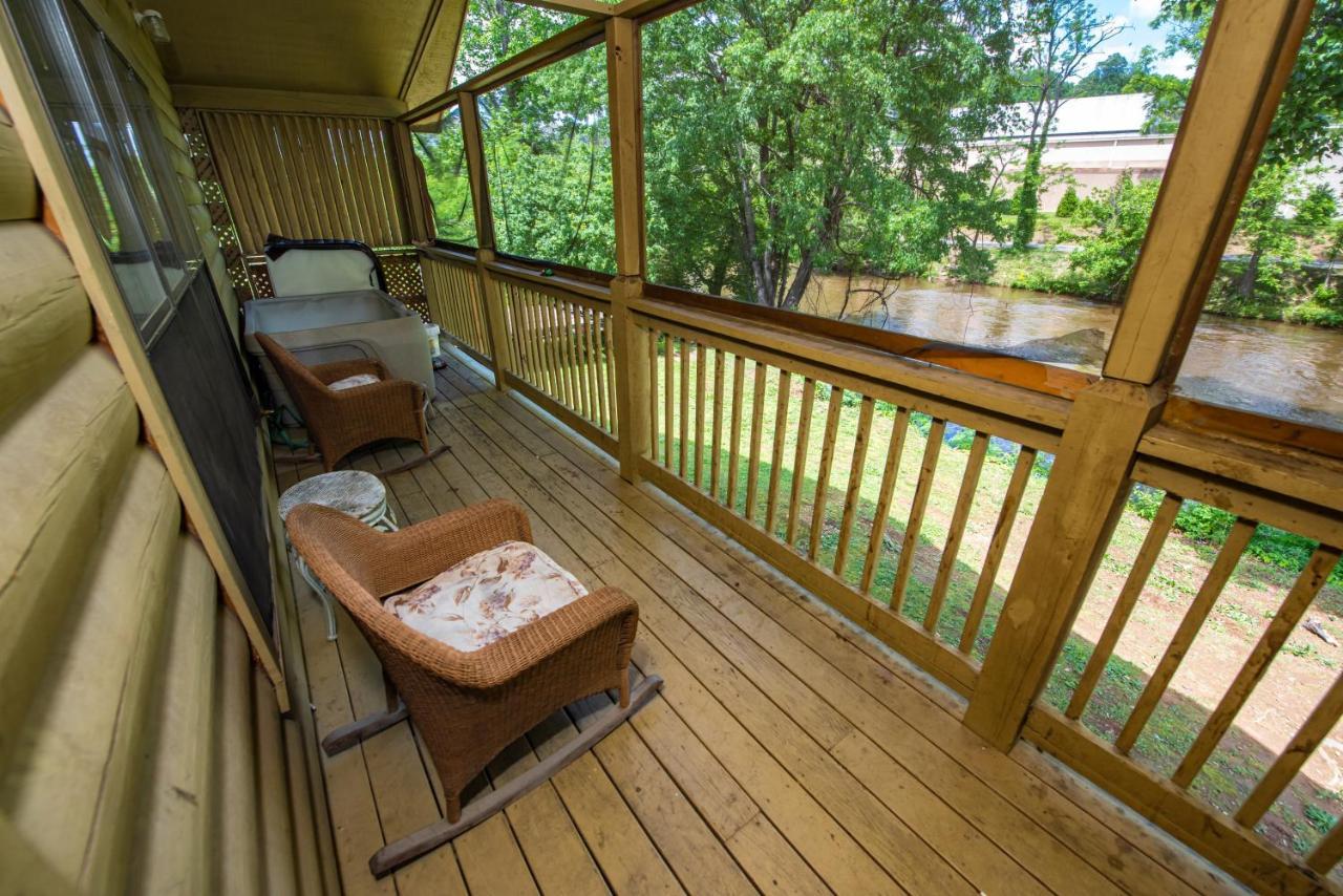 Cabin Close To Parkway Rd With River View بيدجن فورج المظهر الخارجي الصورة